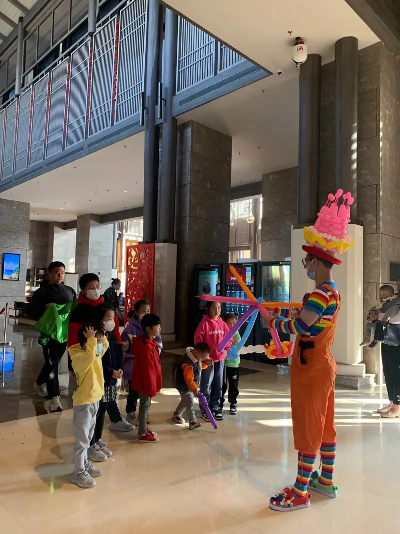 Romeo 在活动现场与气球造型