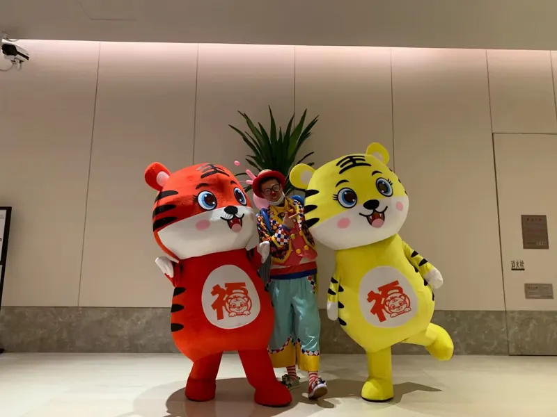 Romeo 在活动现场与气球造型